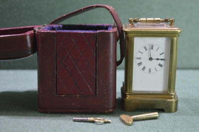 Старинные дорожные каретные часы с футляром, рабочие. Франция, конец XIX века.