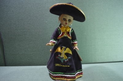 Кукла коллекционная "Девушка в национальном костюме". Мексика.