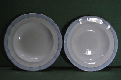 Две тарелки для первого, фарфор Т-ва М.С. Кузнецова. Клеймо краской. Синяя кайма. Конец 19 века.