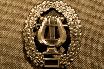 Беретная эмблема военно-музыкальной службы , ФРГ Германия. 