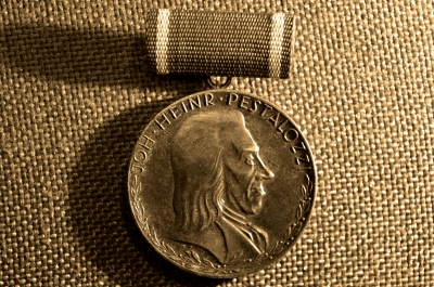 Золотая медаль "Песталлоци За верную службу". Германия, ГДР. 1956 г.