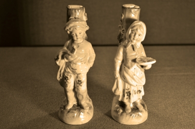 Парные фарфоровые статуэтки "Крестьянские дети".Западная Европа. Вторая половина 20 века.