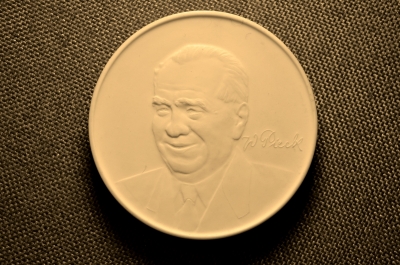 Настольная фарфоровая медаль "Вильгельм Пик", в футляре, ГДР