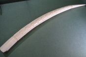 Бивень слона, слоновья кость. Цельный, кончик отломан. Резьба. 84 см., 2 кг.