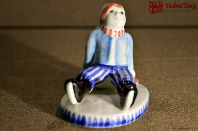 Фарфоровая статуэтка "Мальчик на коньках". Из серии работ "Масленица". Авторская работа.