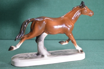 Фарфоровая статуэтка "Конь", "Лошадь". Германия.