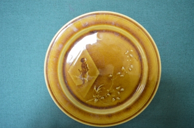 Керамическая тарелка Choisy Le Roi. Шуази-ле-Руа. Странствующий некто. Обливная керамика. Франция.