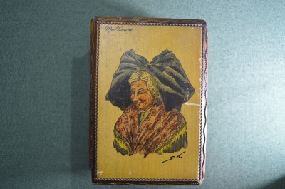 Деревянная шкатулка, ручная роспись "Пожилая дама","Старуха". Первая половина 20 век. Франция.