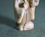 Нэцке окимоно старинное "Мудрец с клеткой, в которой сидит птица". Слоновая кость. Подпись мастера. 