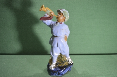 Керамическая статуэтка "Китайский солдат с трубой", "Солдат трубач". Китай.
