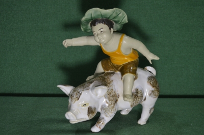 Фарфоровая статуэтка "Мальчик на свинье". Китай.