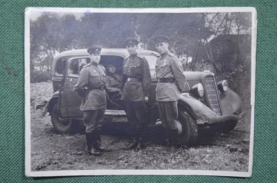 Фотография "Три подполковника, ГАЗ-М1", фактурная, военное время, СССР, 1940-е годы