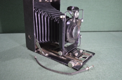 «Фотокор № 1» советский пластиночный складной фотоаппарат 1930—1940-х годов.
