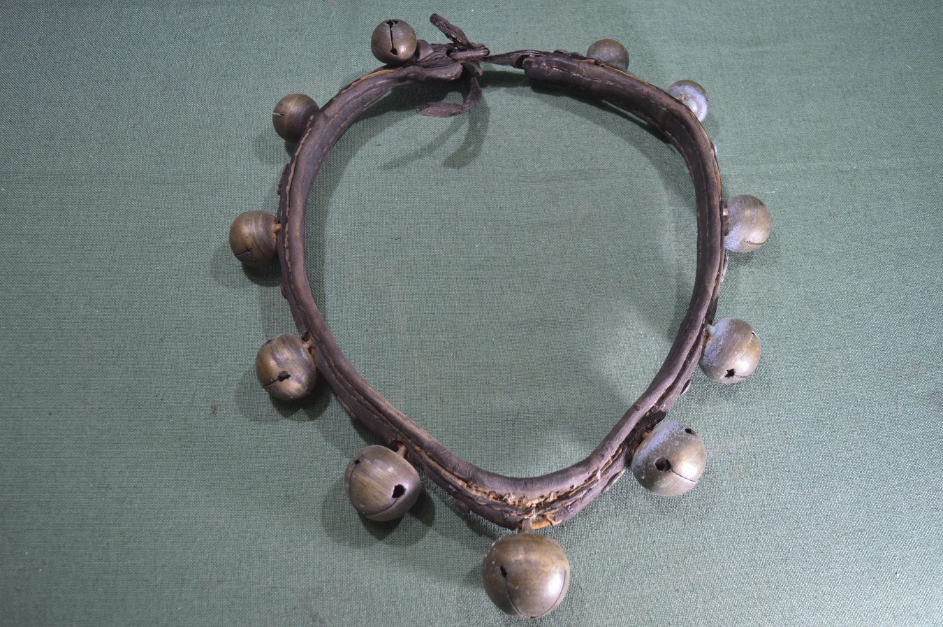 шаркунцы. бубенцы на лошади. бубенчик старинный с конской упряжи. конная упряжка тройка. бубенчики мужика.