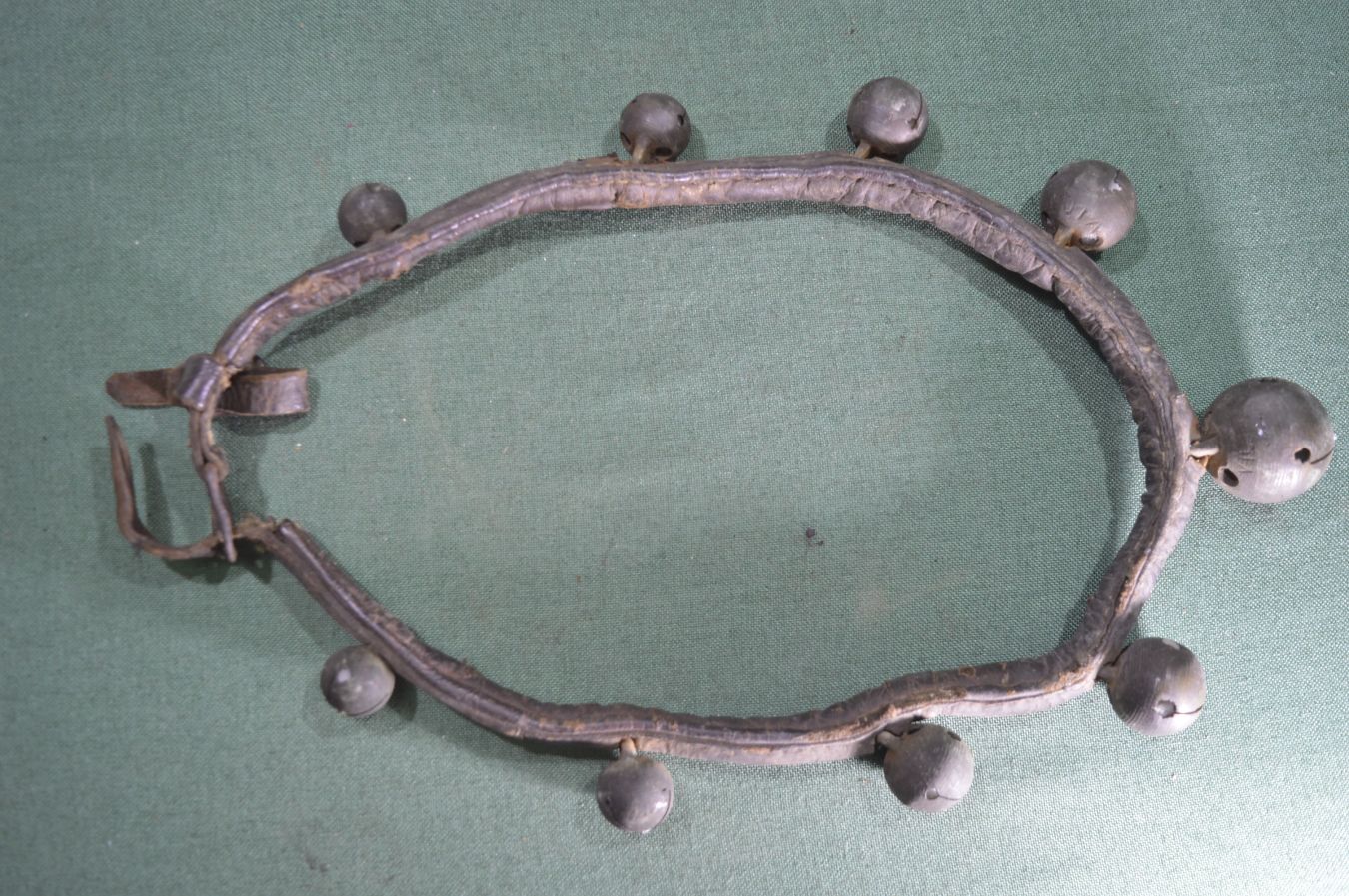 бубенчик на упряжи 8 букв. бубенчики для упряжи. медный бубенчик с конской упряжи. бубенцы конской упряжи. бубенчик старинный.