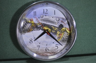 Часы настенные, авторская работа из обода автомобильной фары "Москвич".