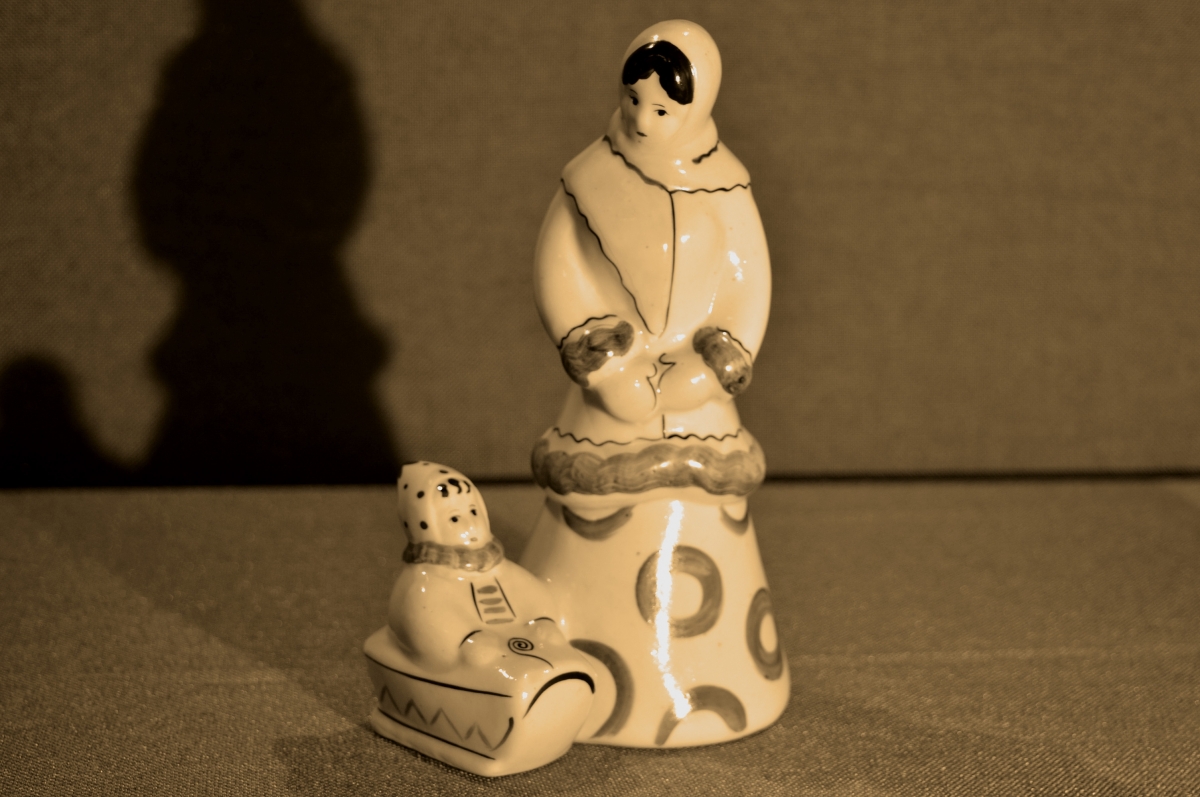 статуэтки зима. статуэтка "снегурочка". зимние статуэтки. псковский гончар магазин в пскове. гжель бидак.