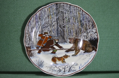 Фарфоровая тарелка "Охота на медведя". Авторская работа, Андрей Галавтин.