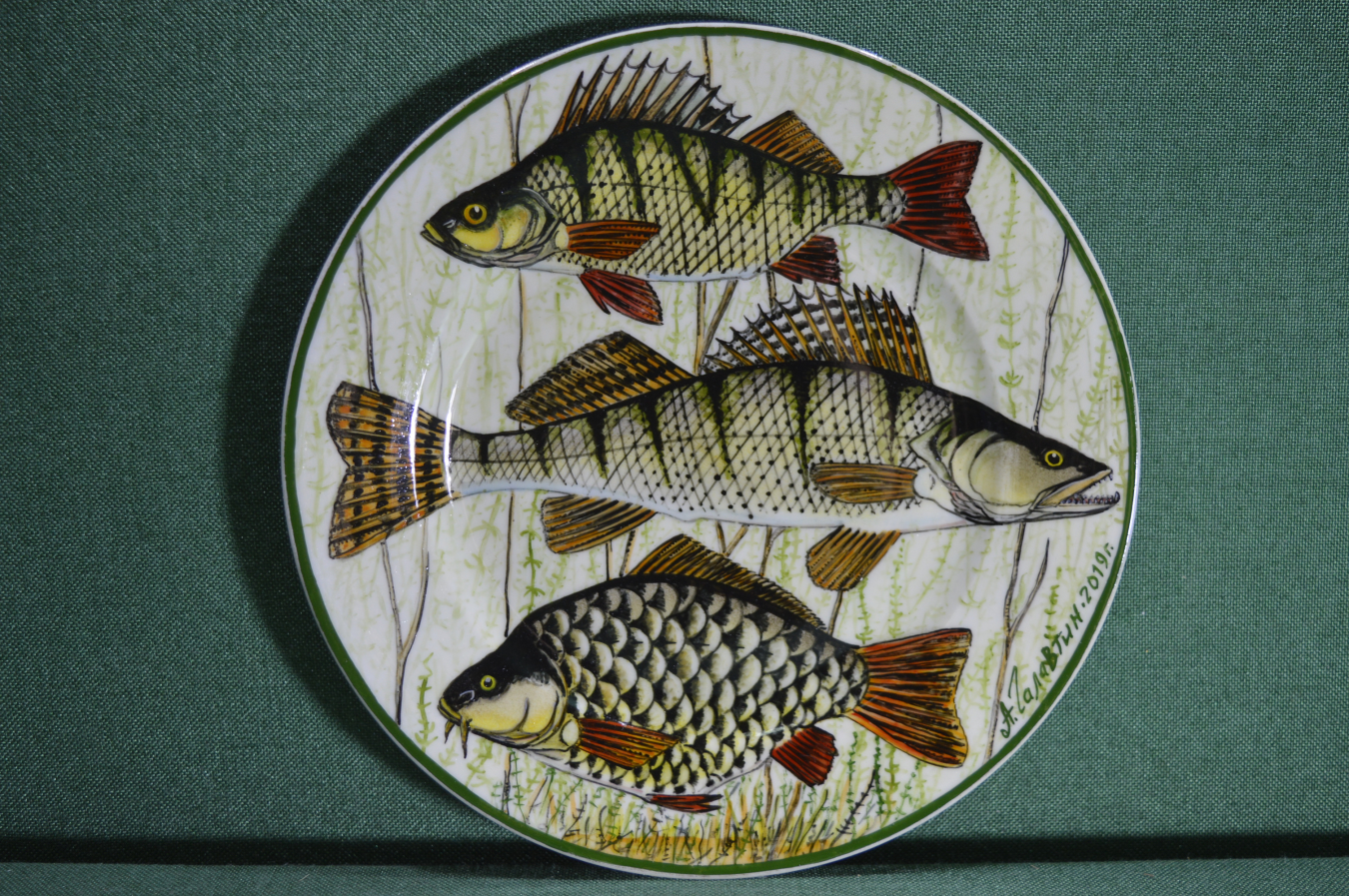 Тарелка рыбка. Декоративные тарелки рыбки. Тарелка с рыбой настенная. Тарелка с рыбками.