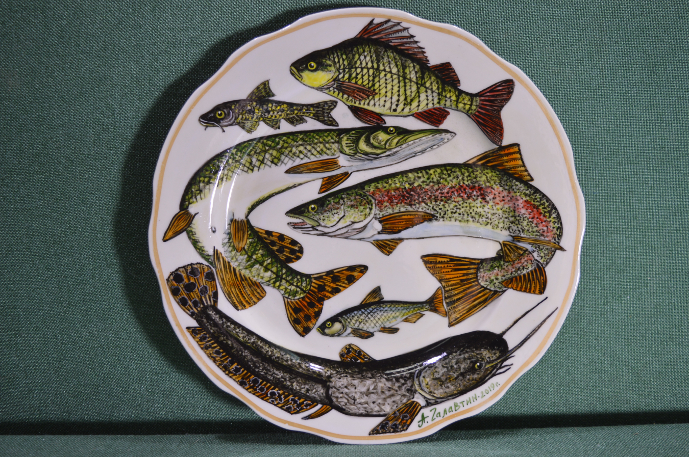 Тарелка рыбка. Рыба на тарелке. Декоративные тарелки рыбки. Тарелка с рыбками.