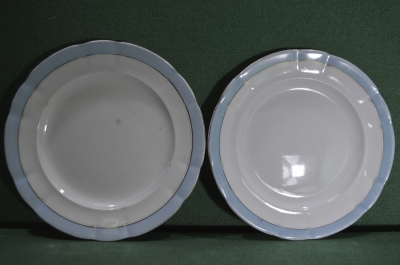 Две тарелки для второго, фарфор Т-ва М.С. Кузнецова. Клеймо в тесте. Синяя кайма. Конец 19 века.