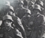 Почтовая фотооткрытка "Немецкие солдаты идут по городу, Вермахт". 3-й Рейх, Германия. Оригинал.