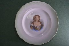 Старинная тарелка с портретом женщины. Фарфор, деколь с подрисовкой. Цифры в тесте. Франция.