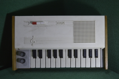Игрушка музыкальный инструмент "Пианино - синтезатор" ЭМИ. 1987 год. СССР. 