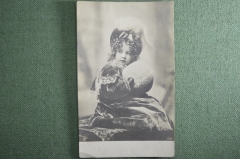 Старинная открытка "Девочка с муфтой". Чистая, № 678. Начало XX века. Европа.