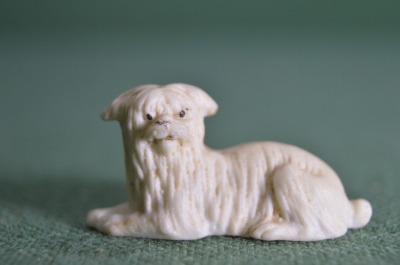 Миниатюрная статуэтка "Лежащая собачка, болонка". Европа, середина XX века.