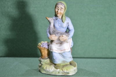 Статуэтка "Женщина с гусем". Фарфор, бисквит. Европа, XX век.