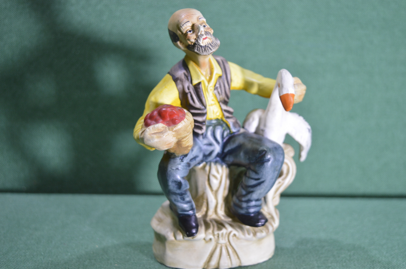 Купить Статуэтка "Мужчина с гусем". Фарфор, бисквит. Европа, XX век. в ...