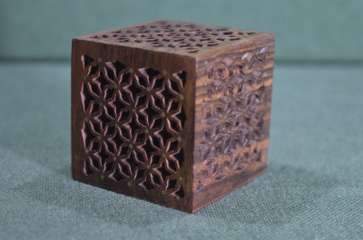 Резной деревянный куб, пресс-папье. Резьба, вставки из латуни. Индия, 2-я половина XX века. 