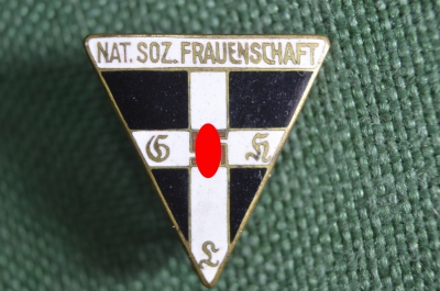 Значок, членский знак женской лиги (организации) NS-Frauenschaft. 3-й Рейх, Германия.
