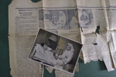 Фотография для газеты "Медсестра Кононова кладет парафин больному, мастеру Чучину". Февраль 1947 г.