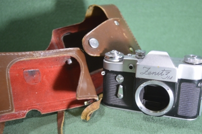 Фотоаппарат, фотокамера "Zenit 3М" (Зенит 3М) № 65036461. С кофром (красная поджожка). СССР.