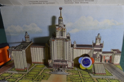 Открытка раскладушка МГУ, Фестиваль молодежи и студентов 1957 года, со значком ЛМД. тяжелый.