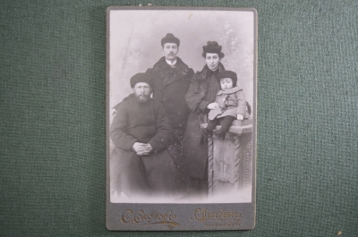 Старинная семейная фотокарточка на паспарту. Фотография С. Соколова, Николаевская, Петербург. 1905