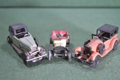 Подборка игрушечных ретро автомобилей (3 штуки), пластик.