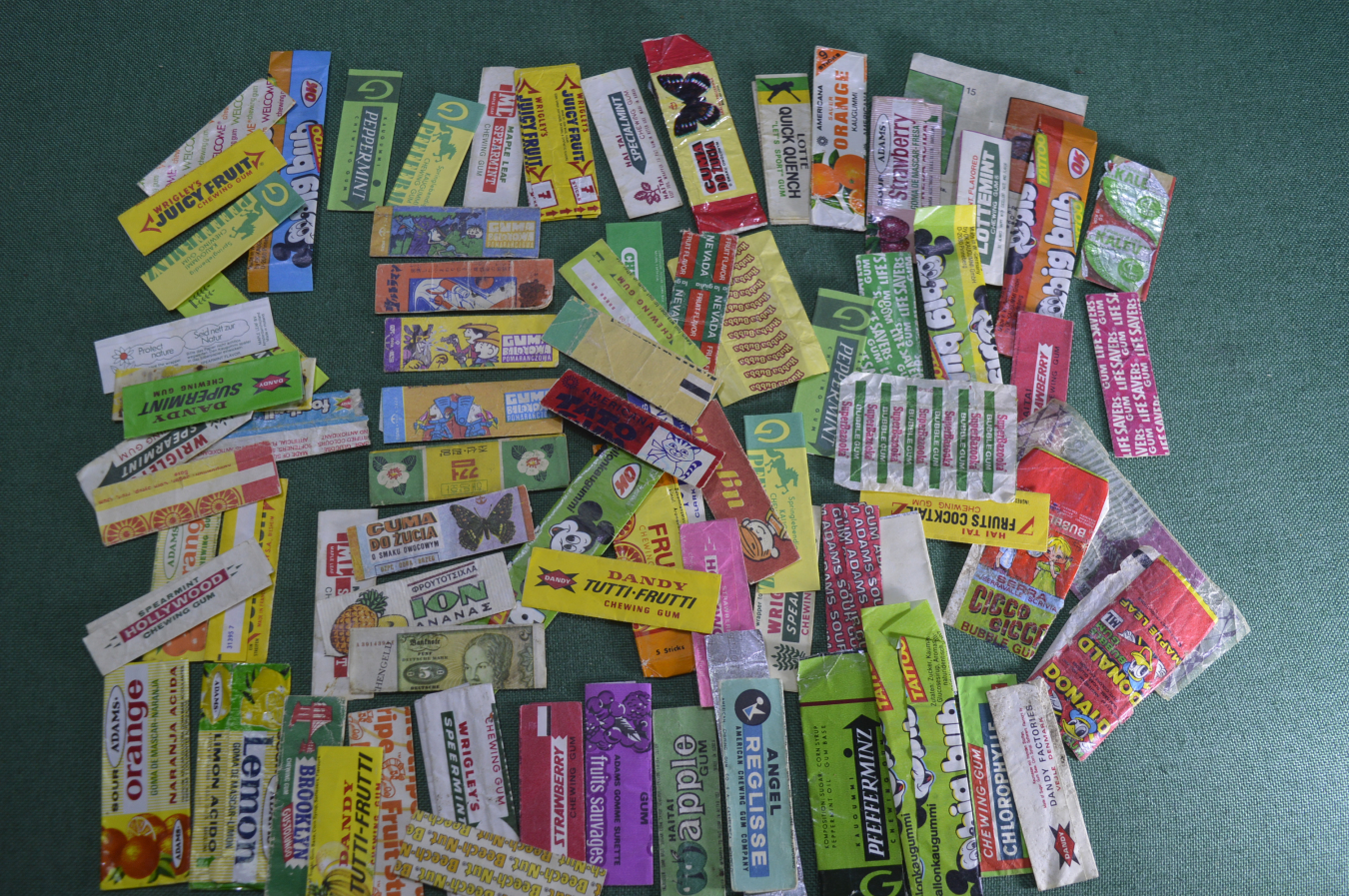 конфеты в фантиках. коллекция конфетных фантиков. коллекционирование фантиков. коллекция оберток от мыла. коллекция оберток от конфет.