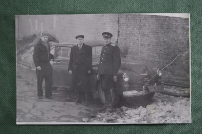 Фотография "Сотрудники МГБ у автомобиля". СССР. 1950-е годы.