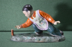 Статуэтка фарфоровая "Мальчик с петардой". Цзиндэчжэнь. Старый Китай. 1950 годы.