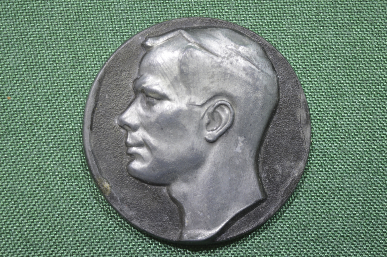 Купить Настольная памятная медаль "Юрий Гагарин 1961". Тяжелый металл ...