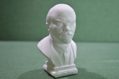 Бюст гипсовый, Владимир (Ульянов) Ленин. Покрытый краской гипс, авторская работа. Высота 10 см.