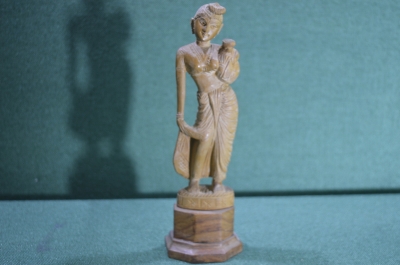 Деревянная скульптура "Девушка с кувшином". 20 см. Индия, середина XX века.