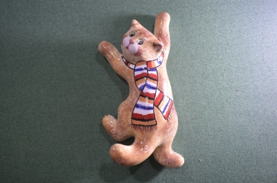 Панно настенное - статуэтка "Ползущий кот в шарфе". Керамика. Роспись.