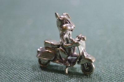 Фигурка, миниатюрная статуэтка "Заяц, кролик на мотороллере, мотоциклист". Серебро.