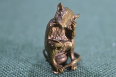 Фигурка, миниатюрная статуэтка "Мышь с книгой на горшке". Латунь.