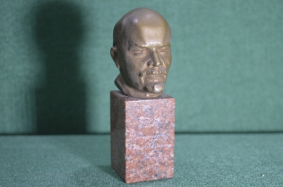 Бюст, Владимир Ильич Ленин (скульптор Нерода). Металл, гранитный постамент. Подписной.
