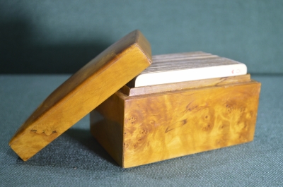 Шкатулка деревянная, полированная, под 2 карточные колоды.